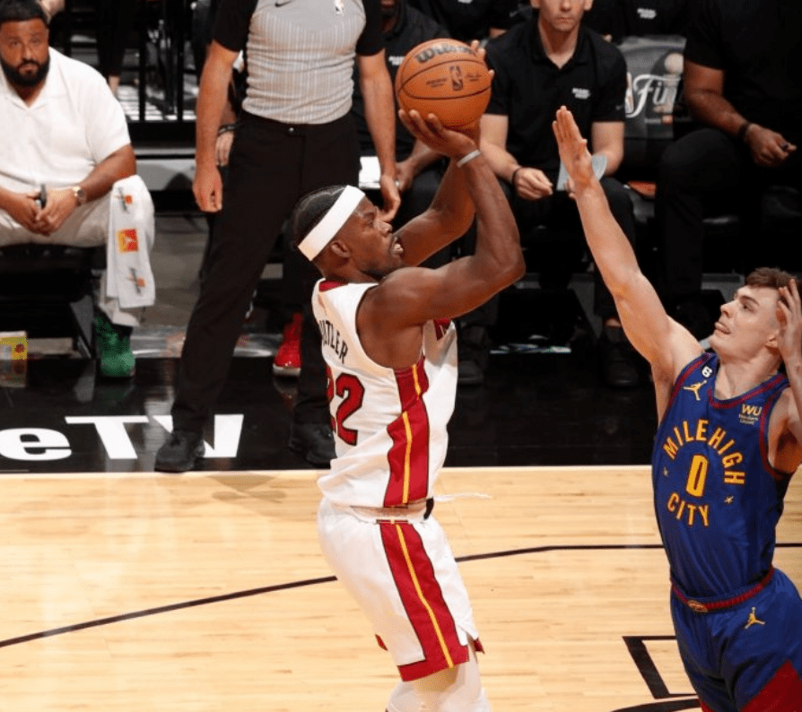 ayxNing在掘金比赛中爆冷，精彩发挥引发热议！(掘金比赛全场回放)